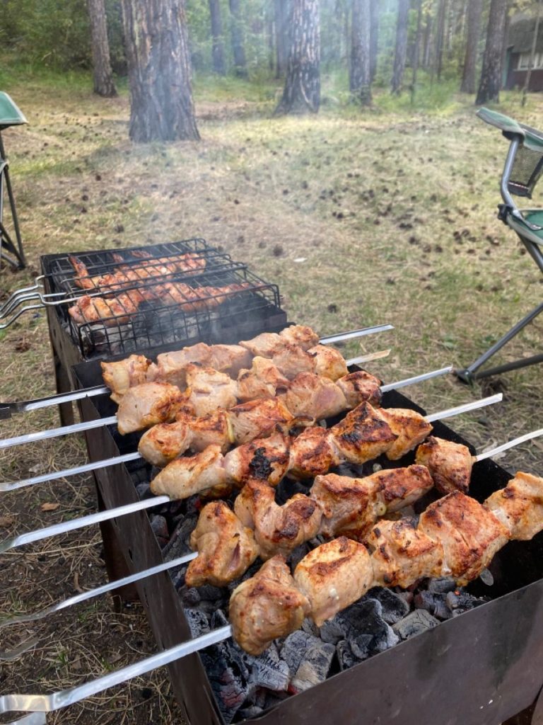Jakie mięso na szaszłyk? Poradnik wyboru i marynat