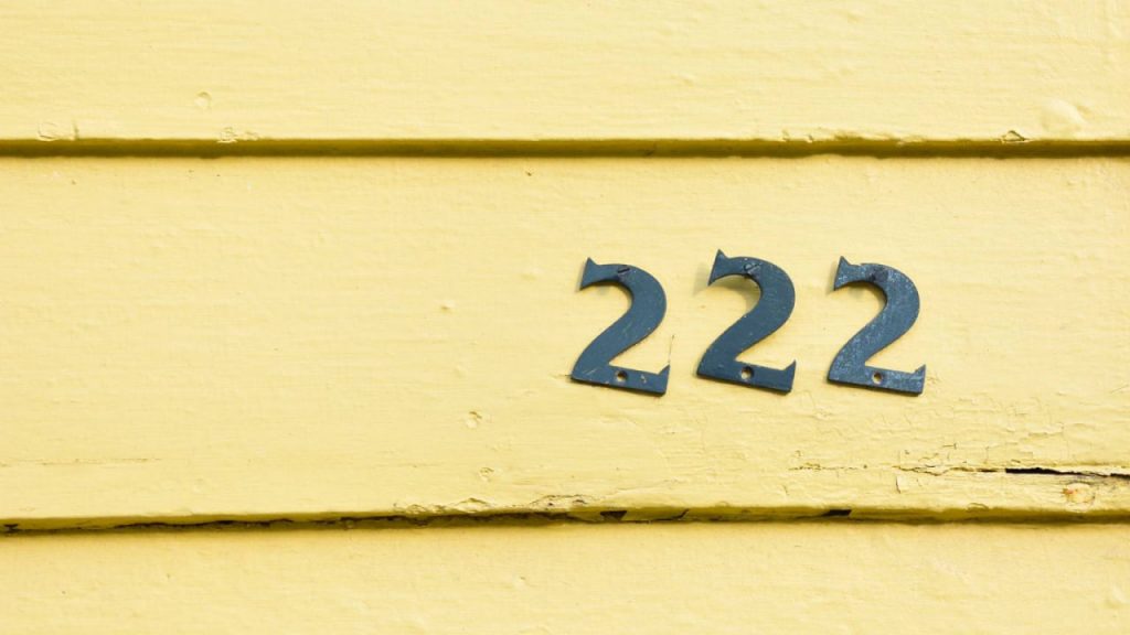 Co oznacza liczba 222 – numerologia i symbolika