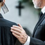 Moje kondolencje: wyrażenie współczucia własnymi słowami, które warto napisać z powodu śmierci bliskiej osoby