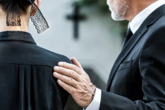 Moje kondolencje: wyrażenie współczucia własnymi słowami, które warto napisać z powodu śmierci bliskiej osoby