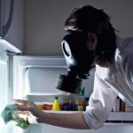 Dowiedz się, jak szybko usunąć zapach z lodówki, stosując naturalne metody i bezpieczne środki chemiczne. Skuteczne sposoby czyszczenia i profilaktyki.