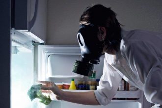Dowiedz się, jak szybko usunąć zapach z lodówki, stosując naturalne metody i bezpieczne środki chemiczne. Skuteczne sposoby czyszczenia i profilaktyki.