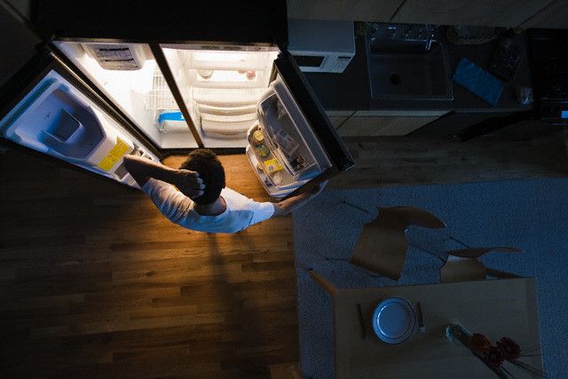 Jak usunąć zapach z lodówki: skuteczne domowe sposoby