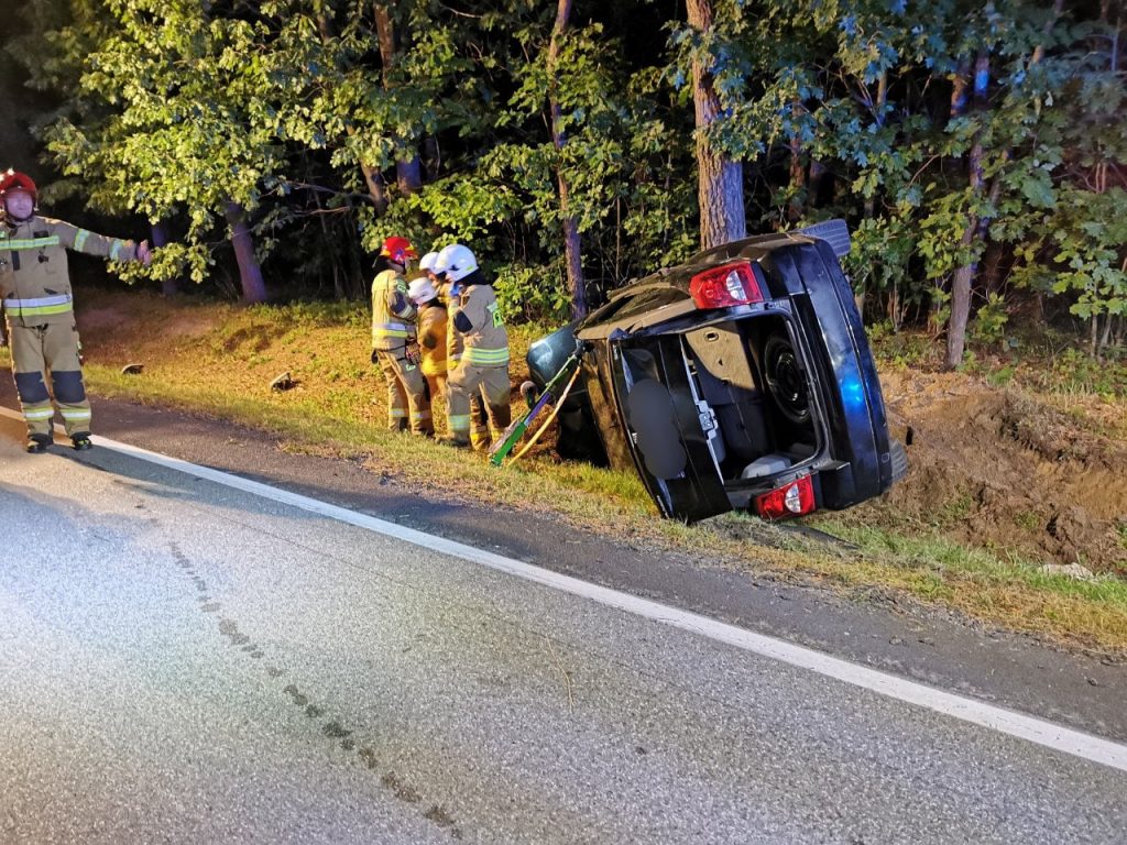 Pijany kierowca samochóda uderzył w drzewo na DK73