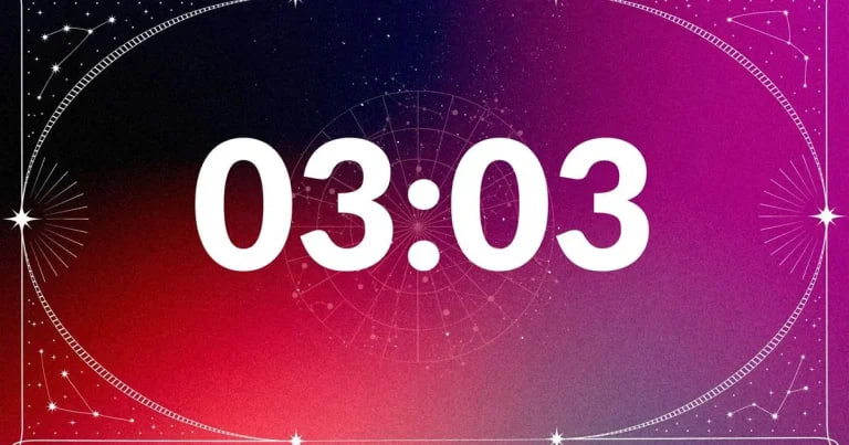 Co oznacza lustrzana godzina 03:30? Interpretacje numerologiczne