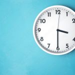 Co oznacza lustrzana godzina 03:30? Interpretacje numerologiczne
