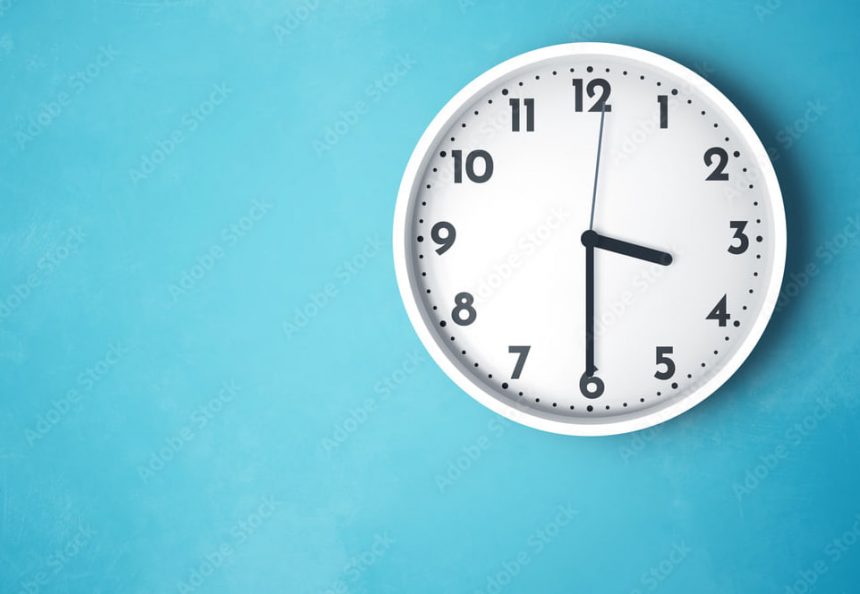Co oznacza lustrzana godzina 03:30? Interpretacje numerologiczne