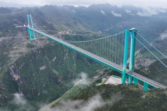 Najwyższy most w Chinach – Huaijang Canyon Bridge w Guizhou