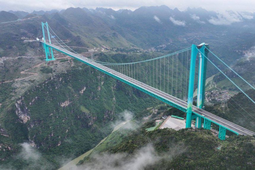 Najwyższy most w Chinach – Huaijang Canyon Bridge w Guizhou