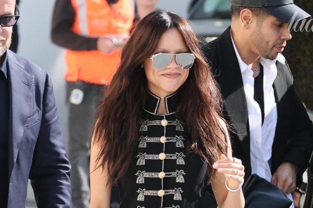 Jenna Ortega na pokazie Diora: stylowa mini spódnica i szpilki