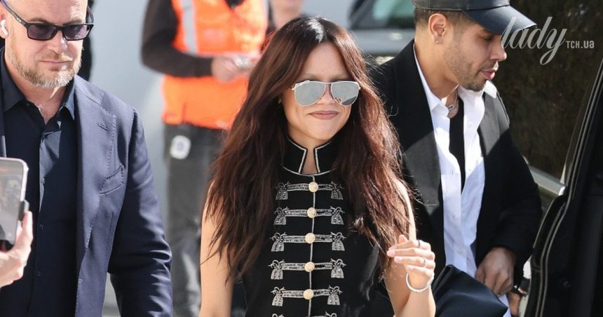 Jenna Ortega na pokazie Diora: stylowa mini spódnica i szpilki