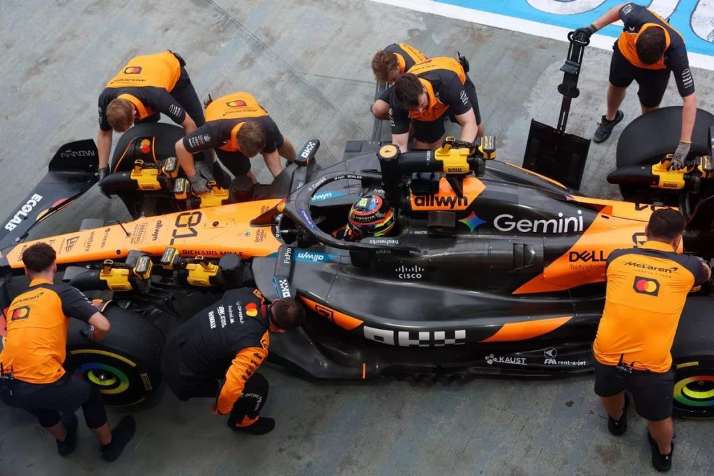 Formuła 1: Russell wygrał w Singapurze, Alonso krytykuje zespół