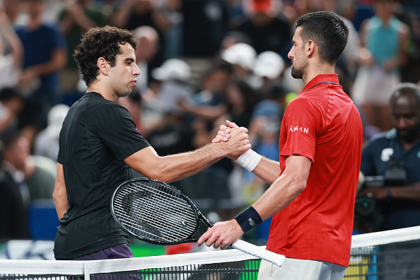 Novak Djoković pokonuje słabości – zdjęcia pomocy medycznej