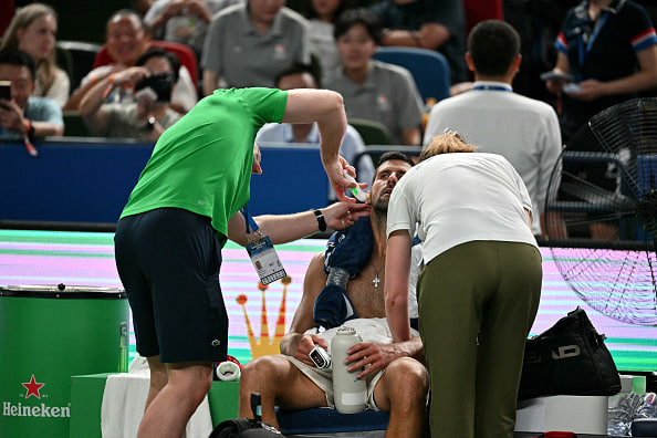 Novak Djoković pokonuje słabości – zdjęcia pomocy medycznej
