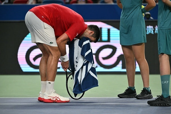Novak Djoković pokonuje słabości – zdjęcia pomocy medycznej