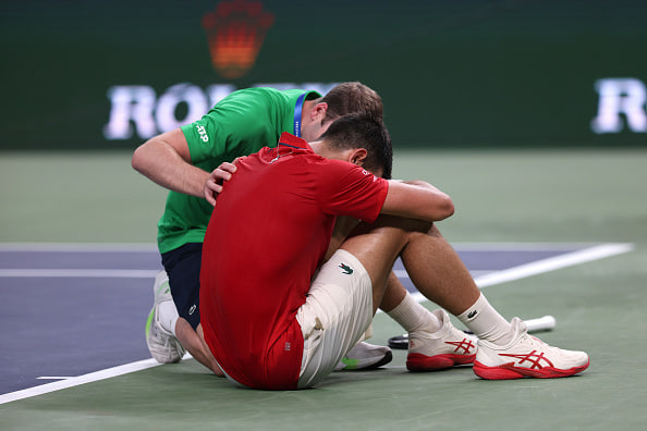 Novak Djoković pokonuje słabości – zdjęcia pomocy medycznej