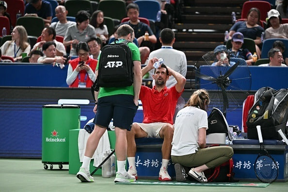 Novak Djoković pokonuje słabości – zdjęcia pomocy medycznej