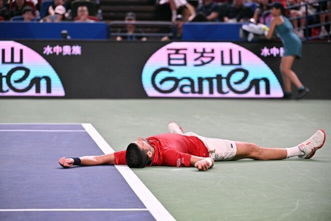 Novak Djoković pokonuje słabości – zdjęcia pomocy medycznej