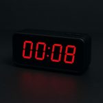 Znaczenie godziny 00:08 – duchowy sygnał od Wszechświata