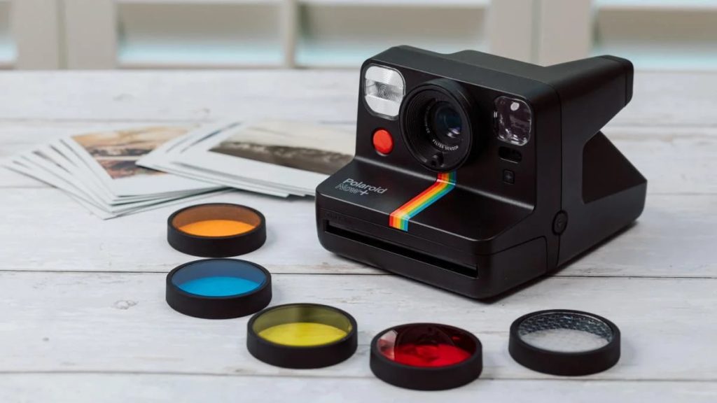 Najlepsze aparaty natychmiastowe 2025: Fujifilm, Polaroid, Canon